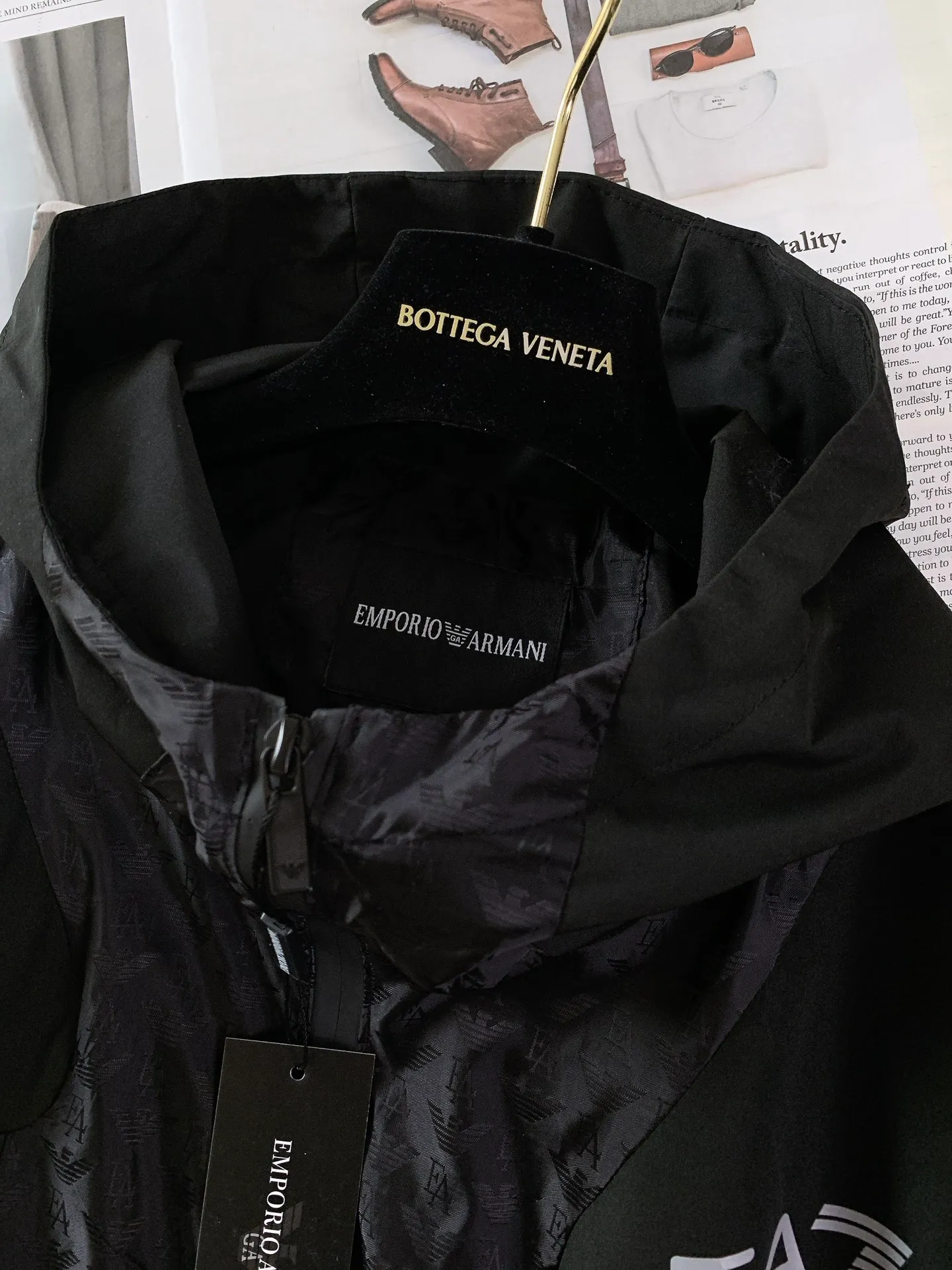 Em Porio Armani Armani Casual Hooded Jacket Windbreaker Jacket 🧥, the upper body becomes slimmer and whiter in seconds, the handle is perfect, and hardware accessories are provided for decoration. Suitable for both business, commuting and leisure, you can be satisfied with various daily outfits. The upper body is full of style and full of high-end sense! Pockets are designed on both sides of the body, making these designs more convenient and practical! Premium custom hardware engraved zipper pull accessories and Classic triangle logo decoration on the chest increase the overall sense of layering, making a simple jacket instantly rich! ! It keeps you warm and adds layering to your outfit, and the upper body effect is great …………………………………………………… ❥∙Size: M-3XL